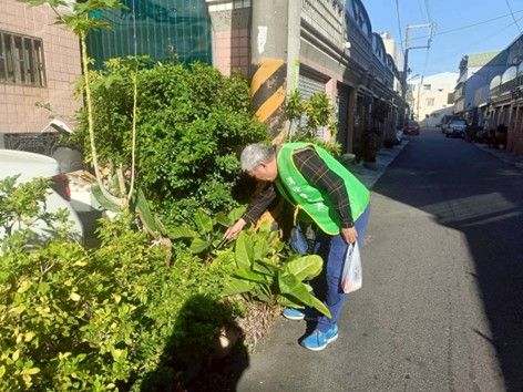 防疫團隊在社區病媒蚊巡查落實巡倒清刷 防疫團隊在社區病媒蚊巡查落實巡倒清刷